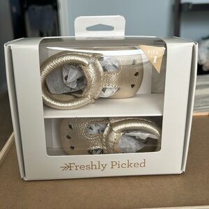 New in Box! Freshly Picked Platinum Mary Jane size 1
